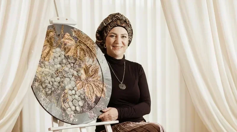 Галия Люкс Арт — художница, создающая текстурные картины в студии